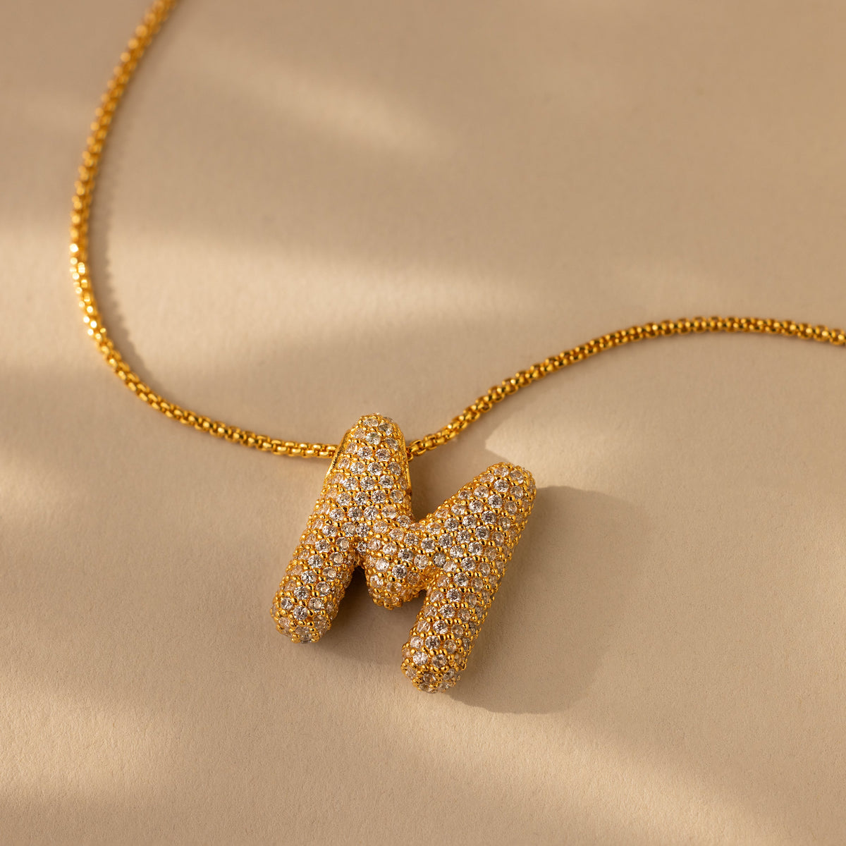 Colar de letras Pave Puff
