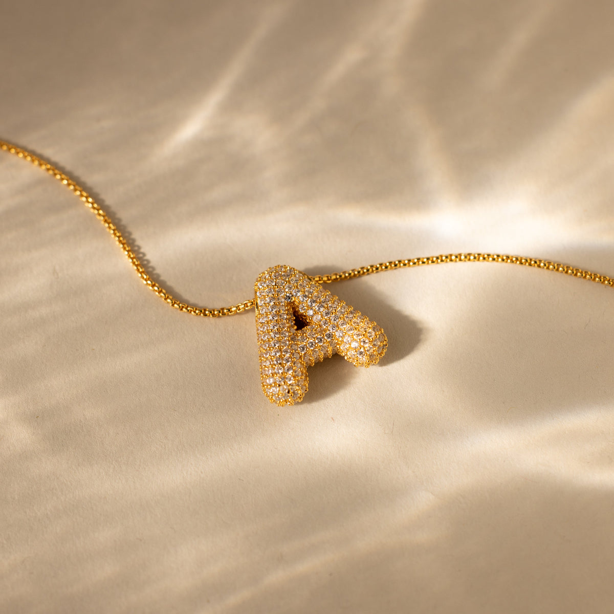 Colar de letras Pave Puff