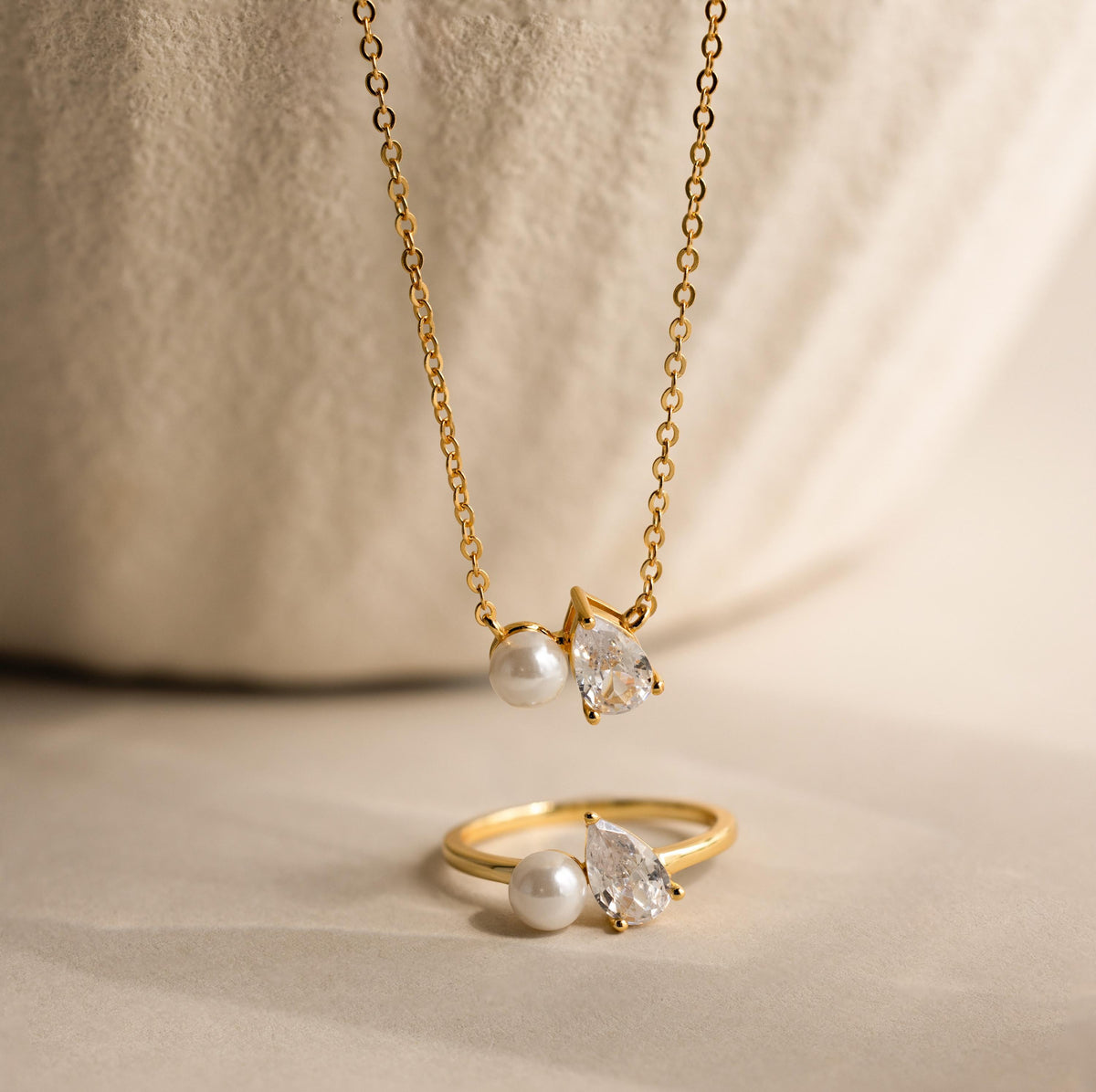 Colar de pérolas e diamantes