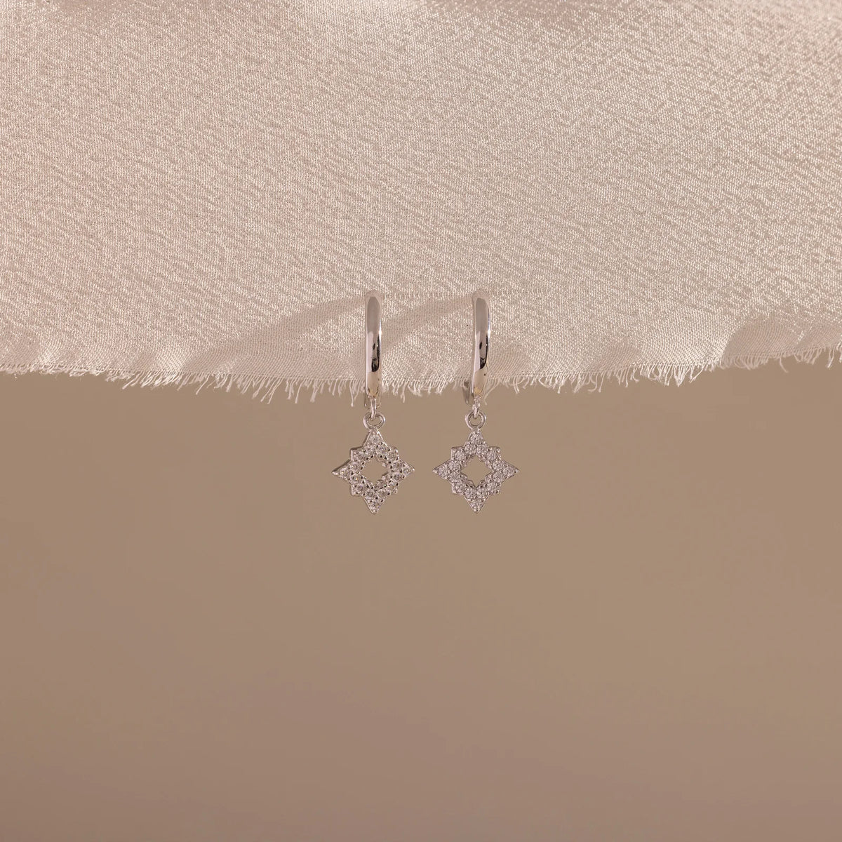 Brincos Star Hoops