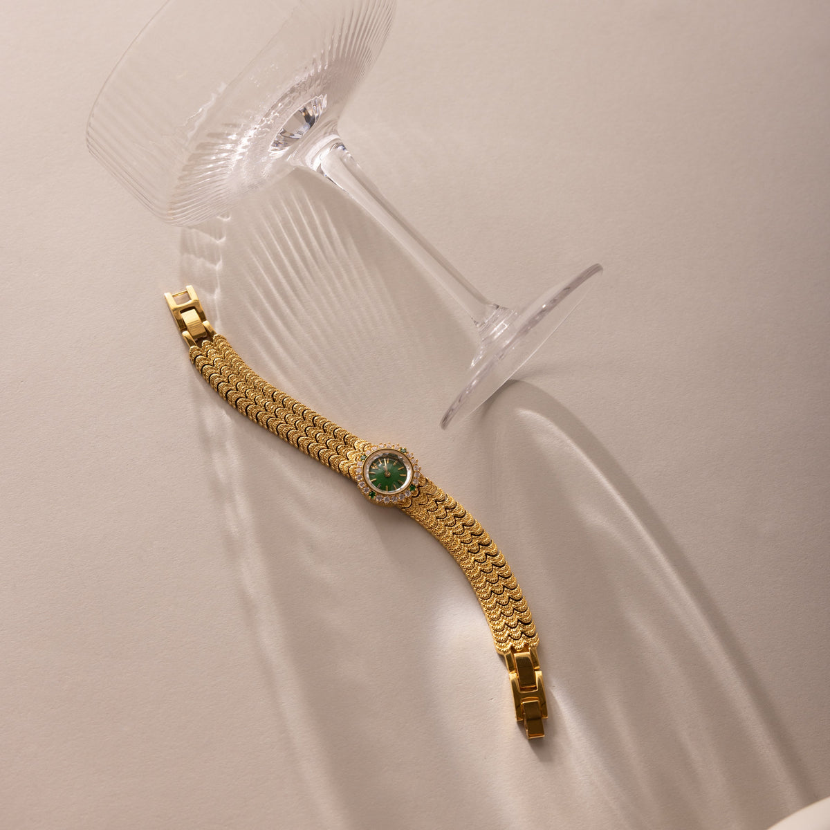 Relógio esmeralda recortado