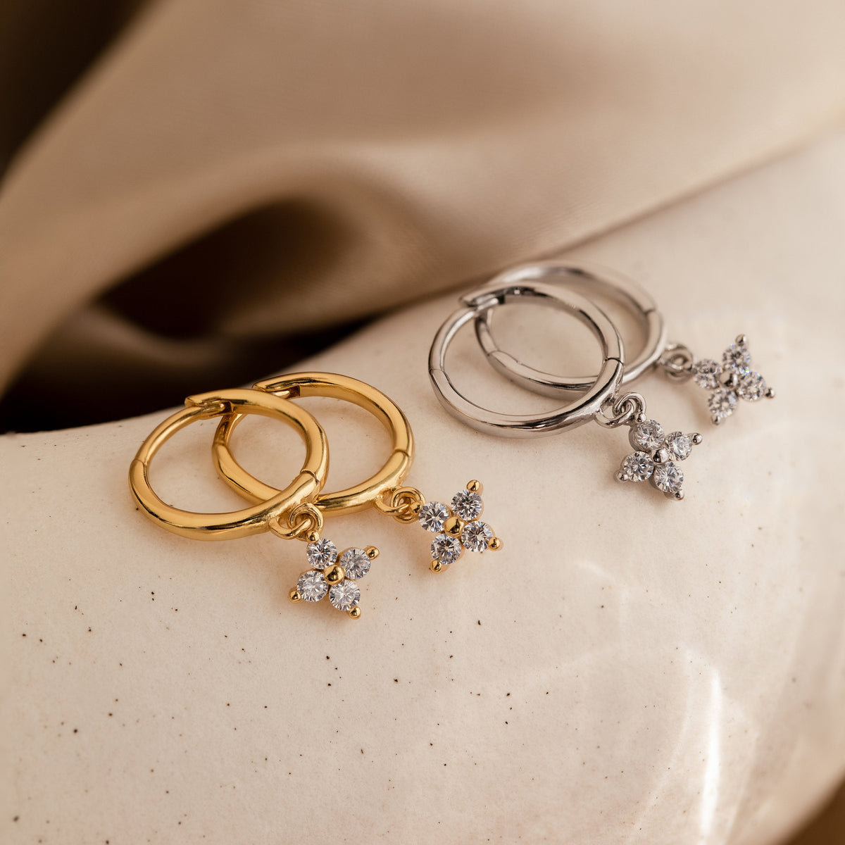 brincos pendentes com flor de diamante
