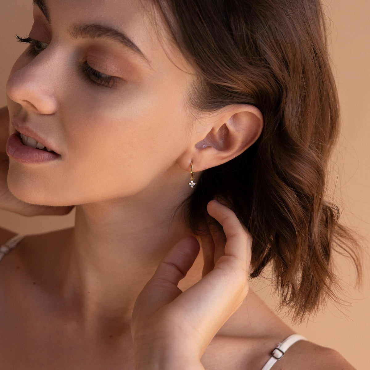 brincos pendentes com flor de diamante
