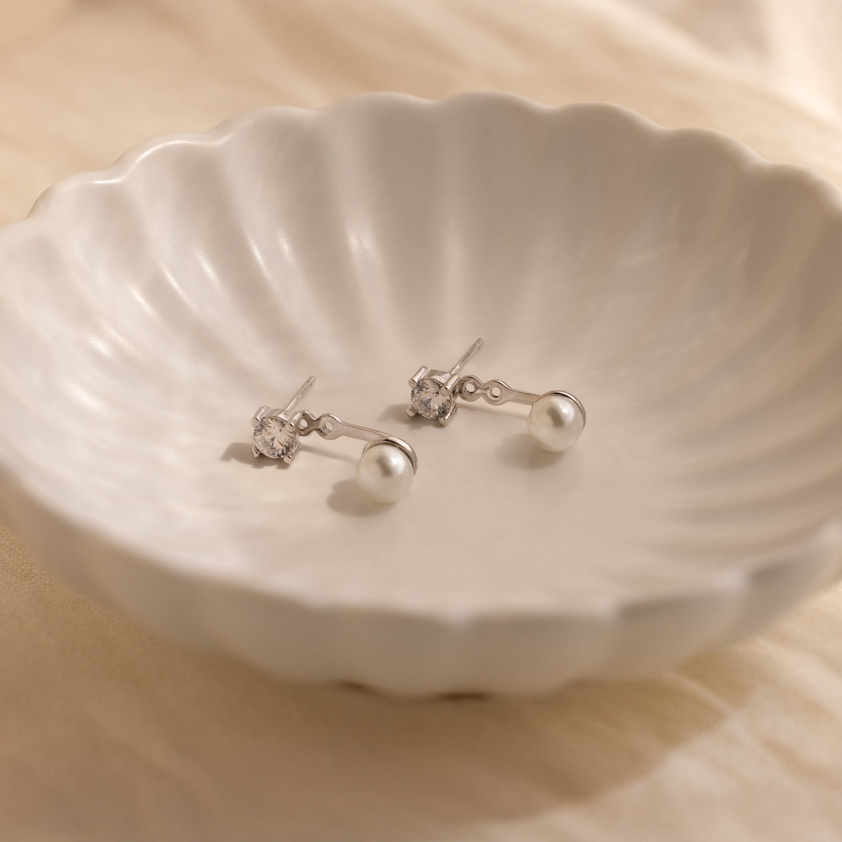 Brincos com pérolas e diamantes