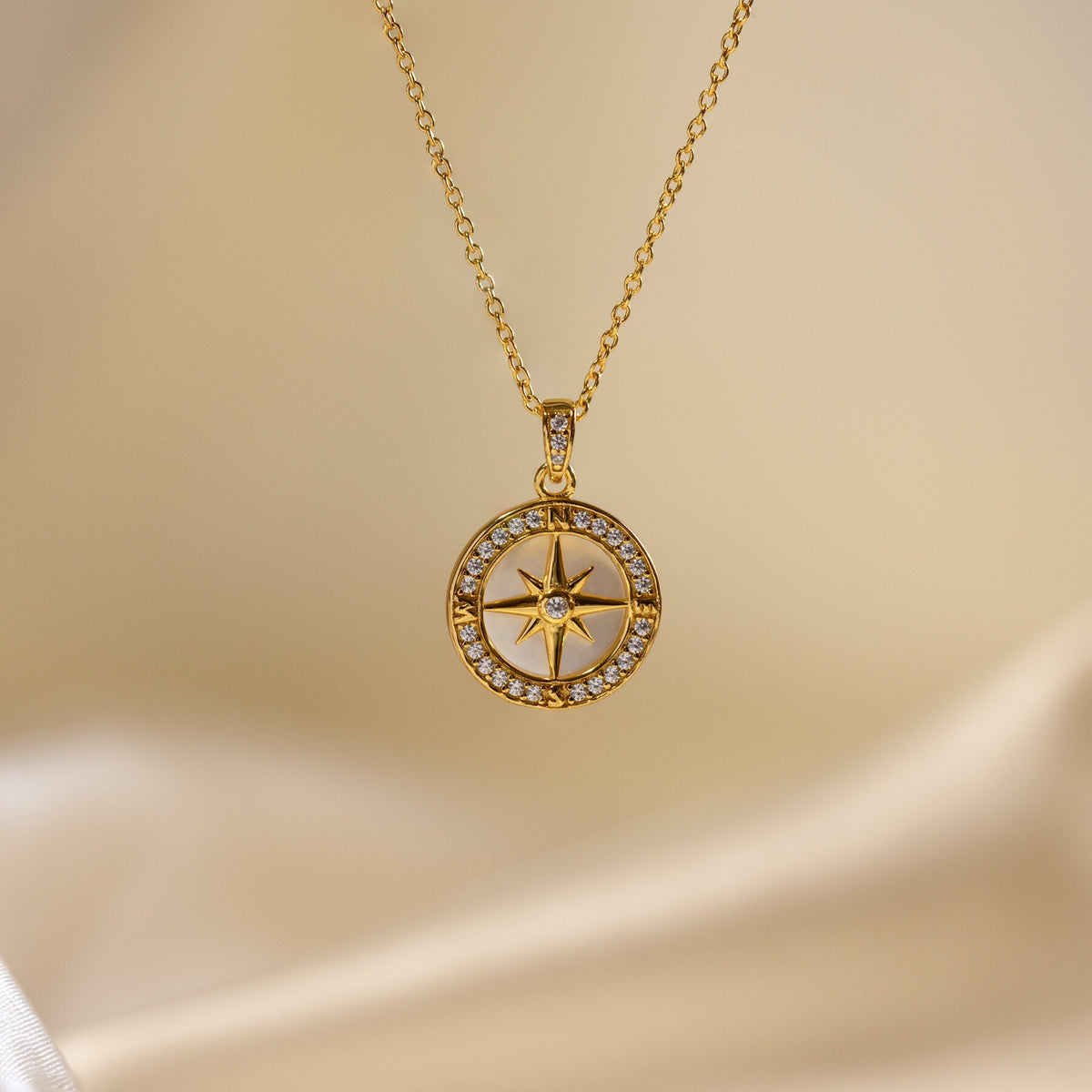 Colar Bússola de Pérolas Pavé