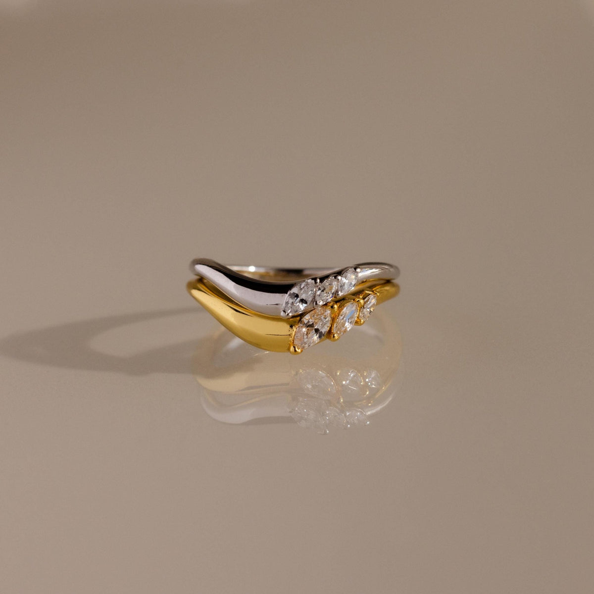 Conjunto de anéis com diamantes em metal misto