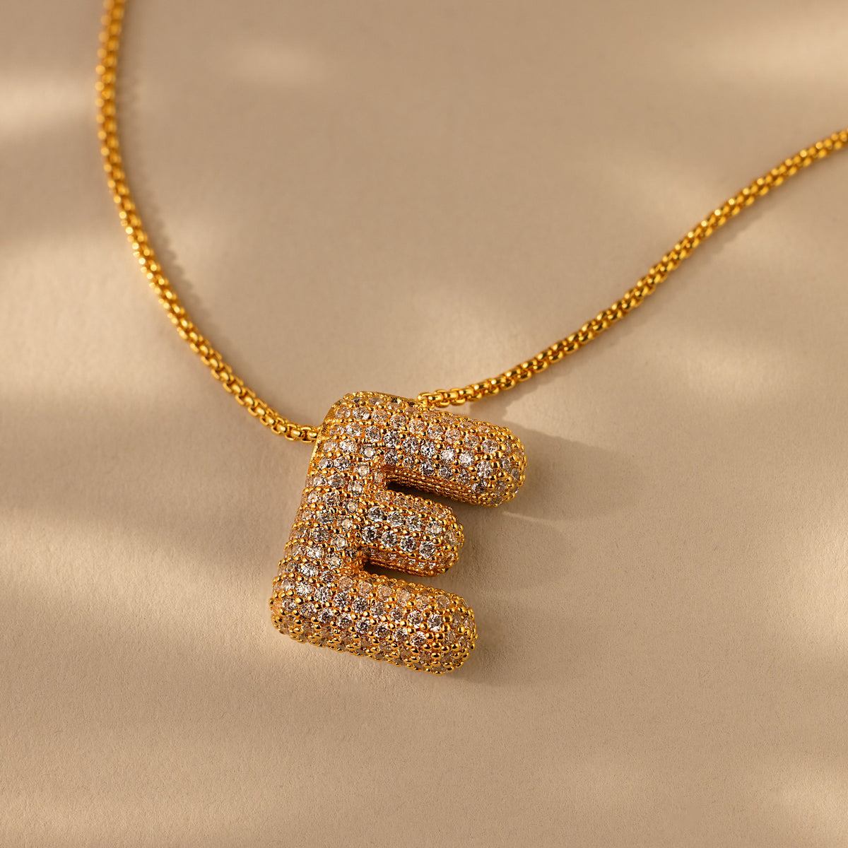 Colar de letras Pave Puff