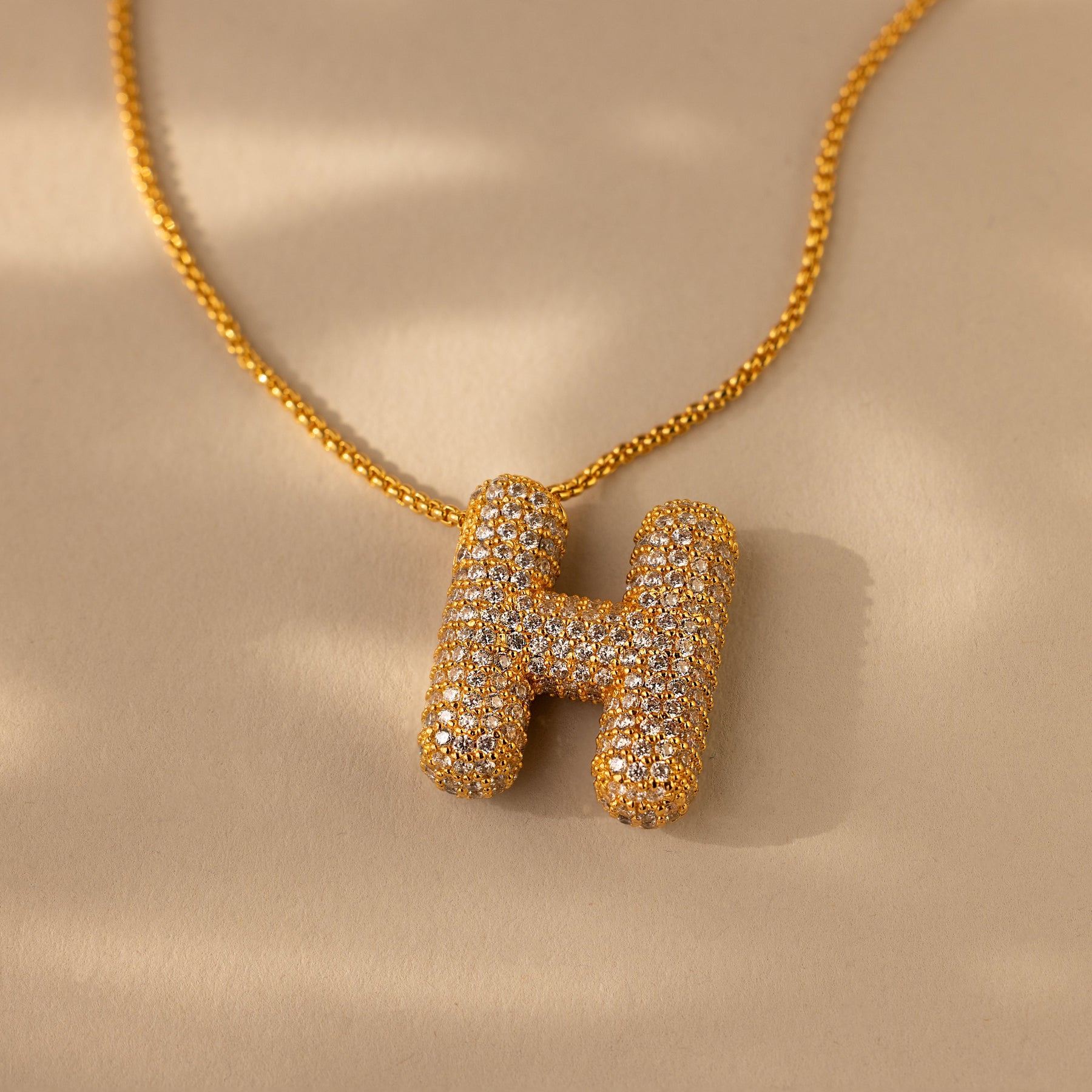 Colar de letras Pave Puff
