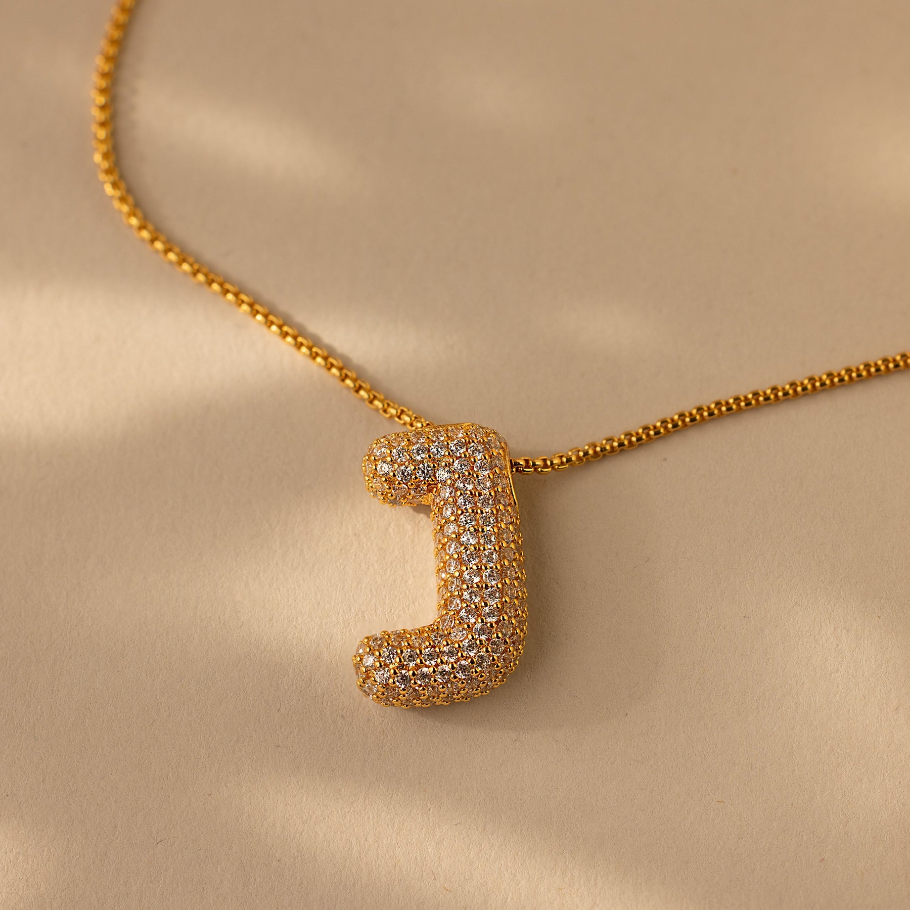 Colar de letras Pave Puff