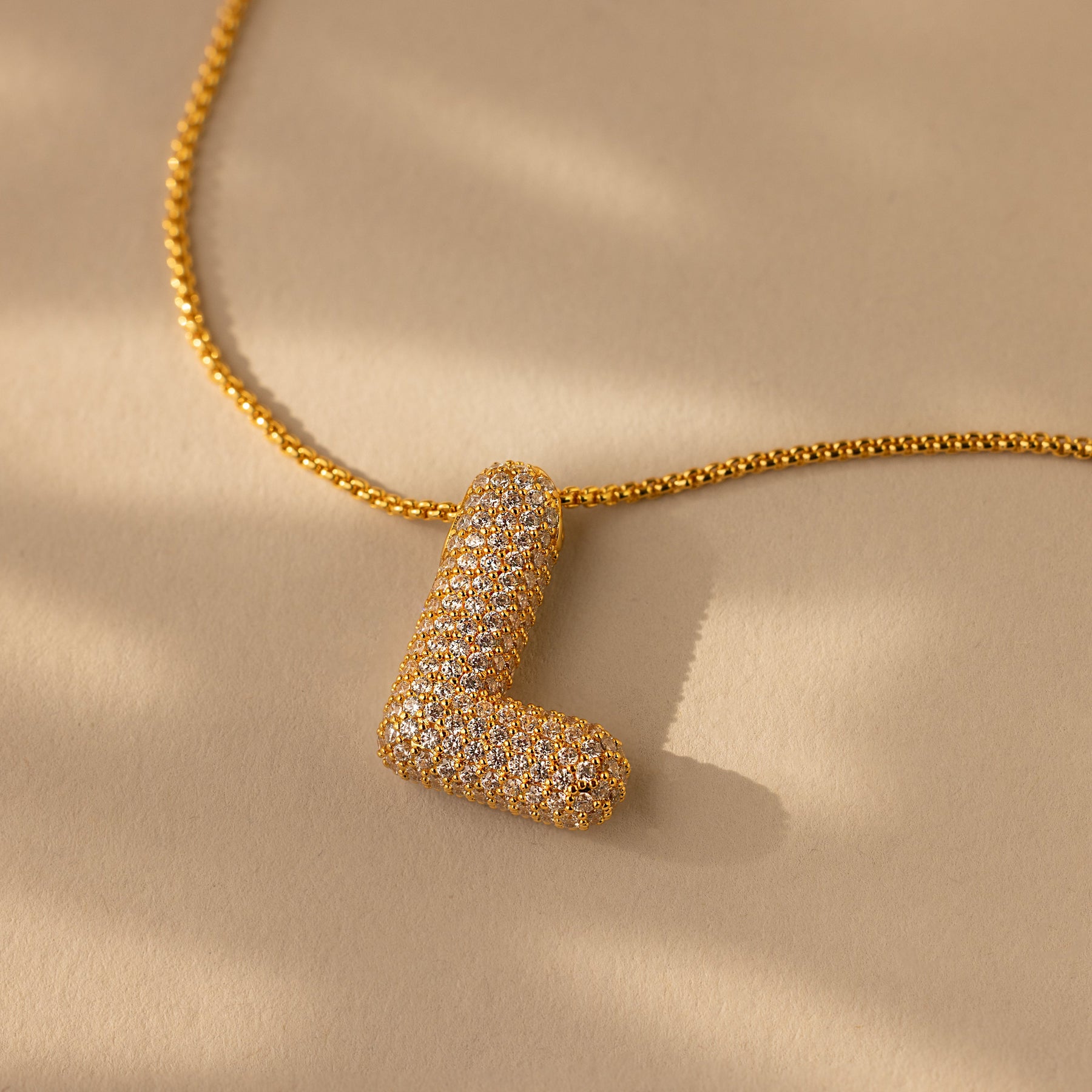 Colar de letras Pave Puff