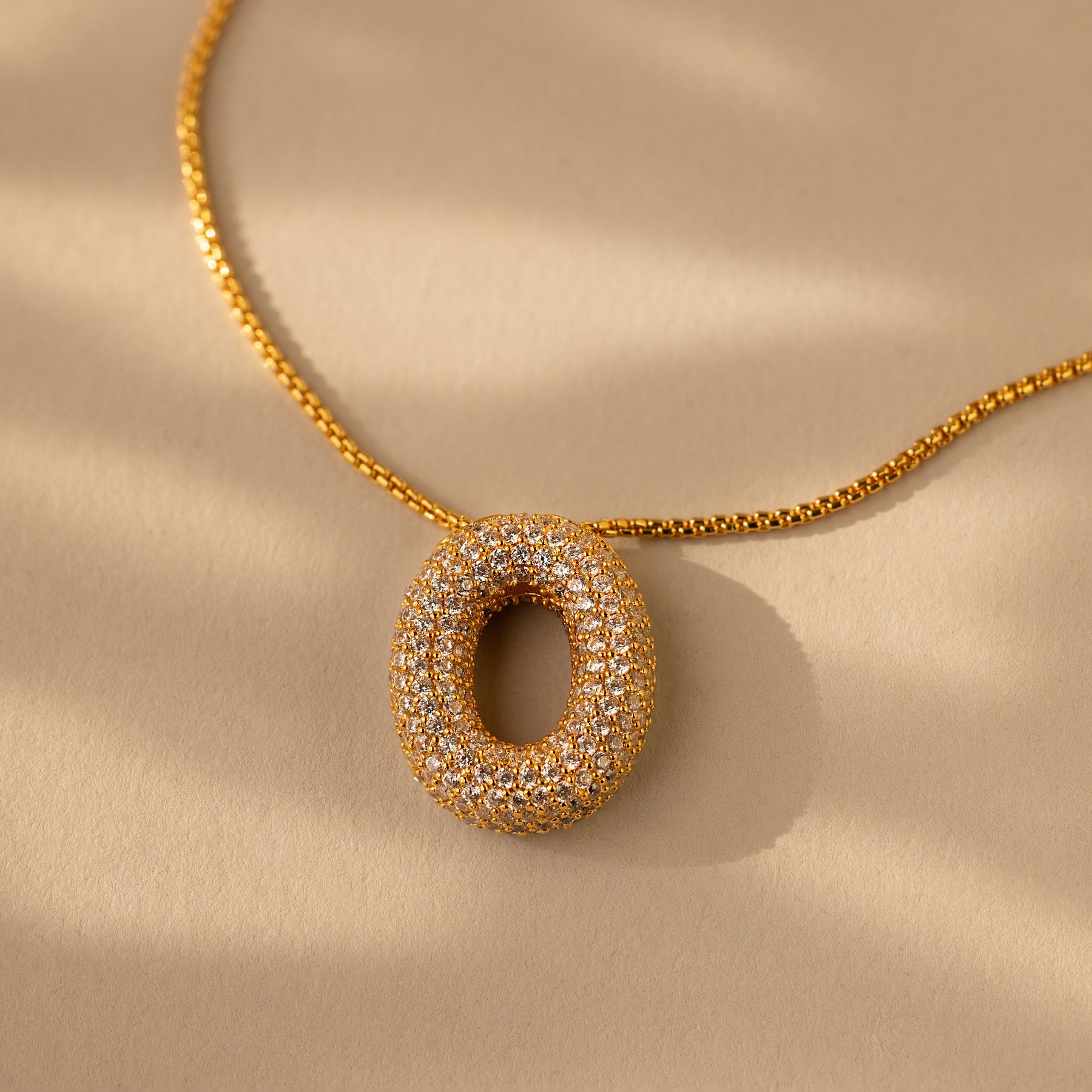 Colar de letras Pave Puff
