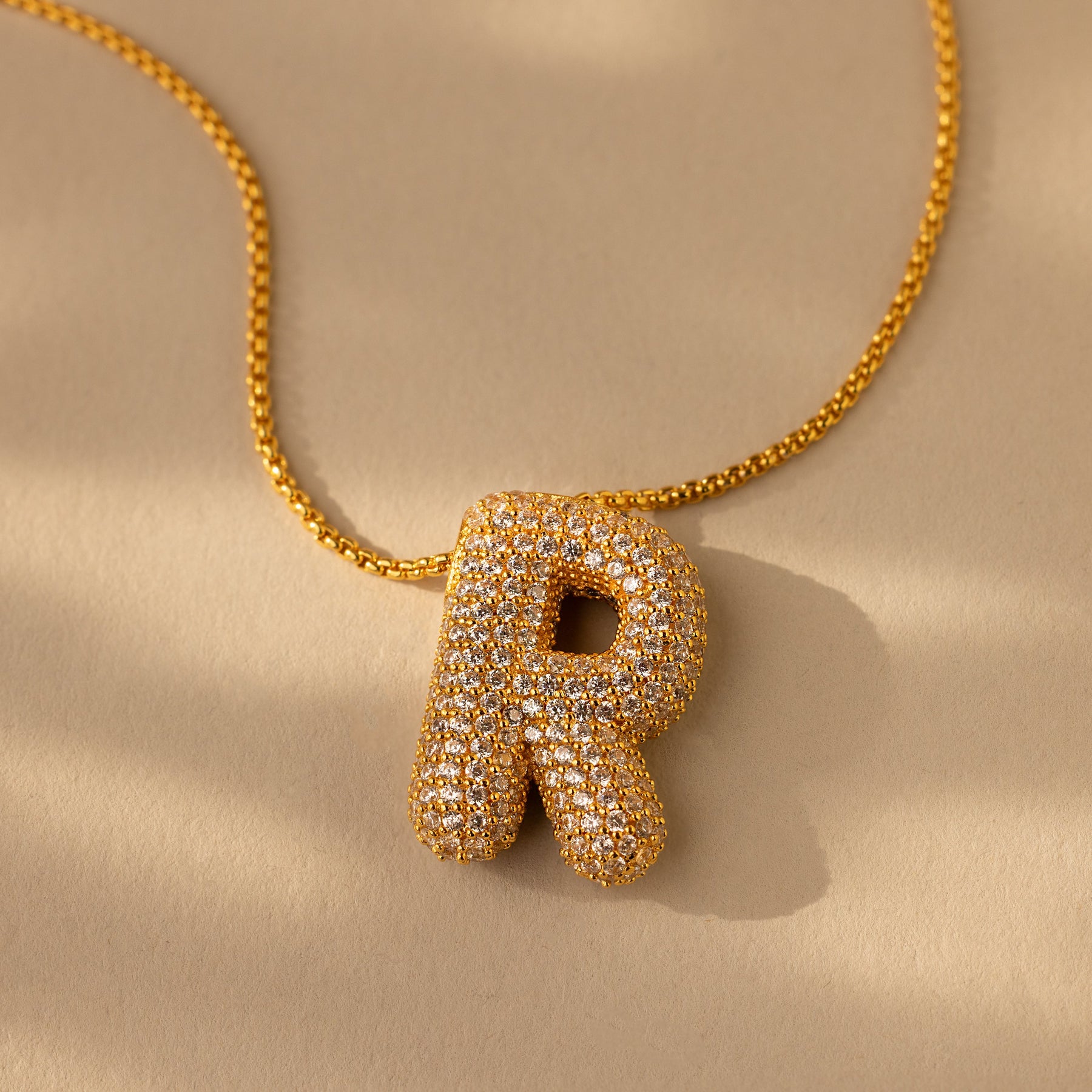 Colar de letras Pave Puff