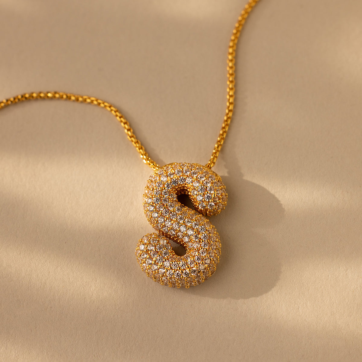 Colar de letras Pave Puff