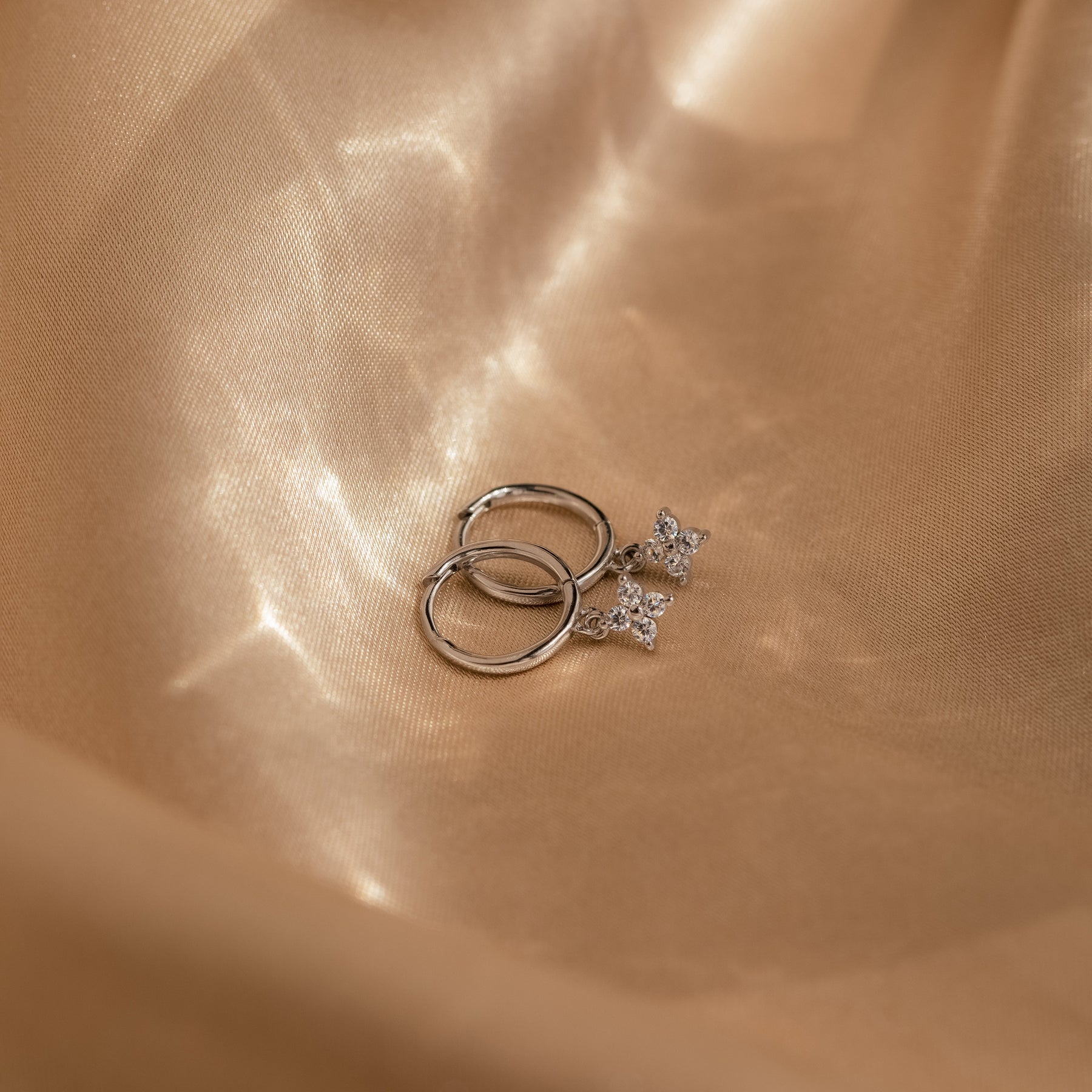 brincos pendentes com flor de diamante