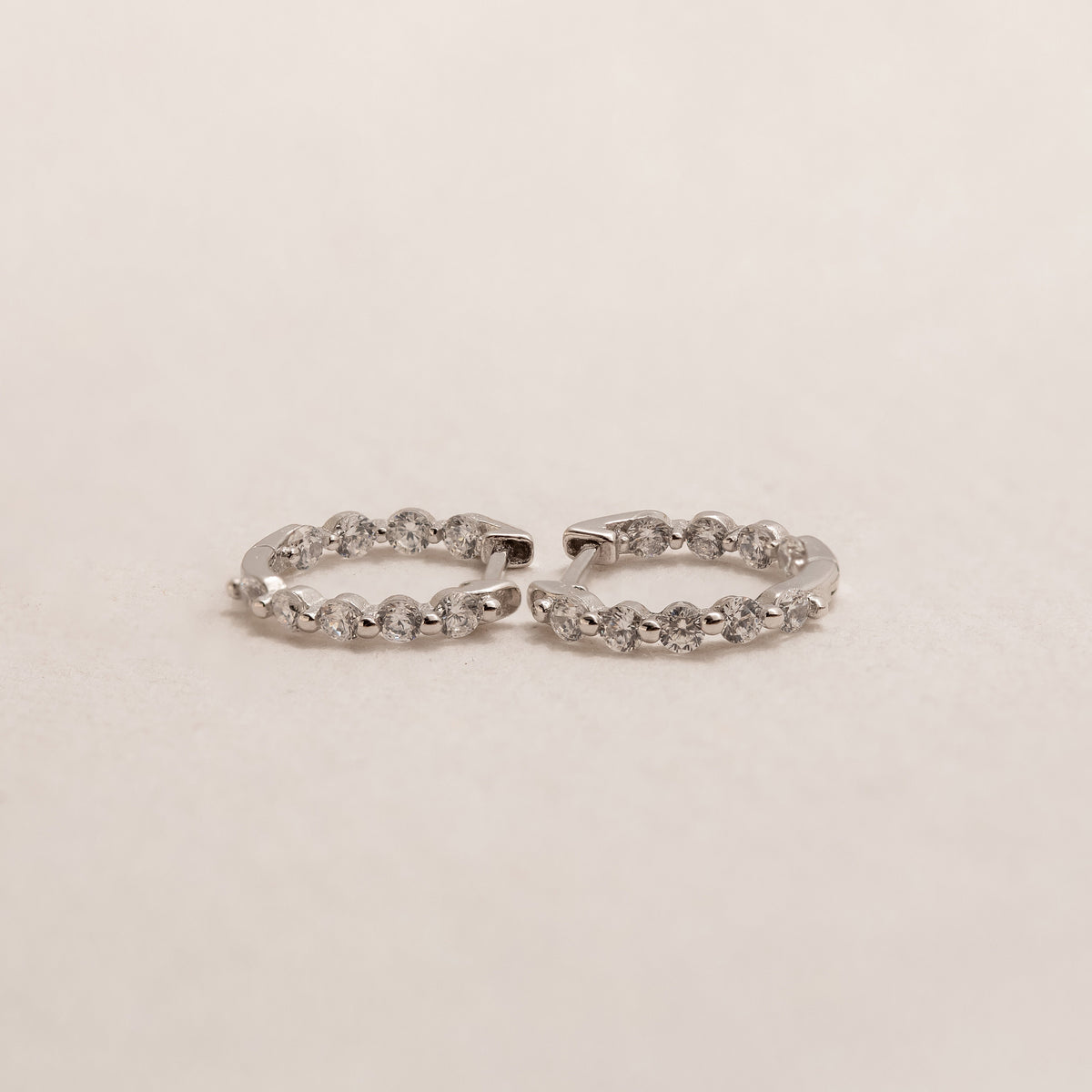 Brincos Huggie de Diamante Inside