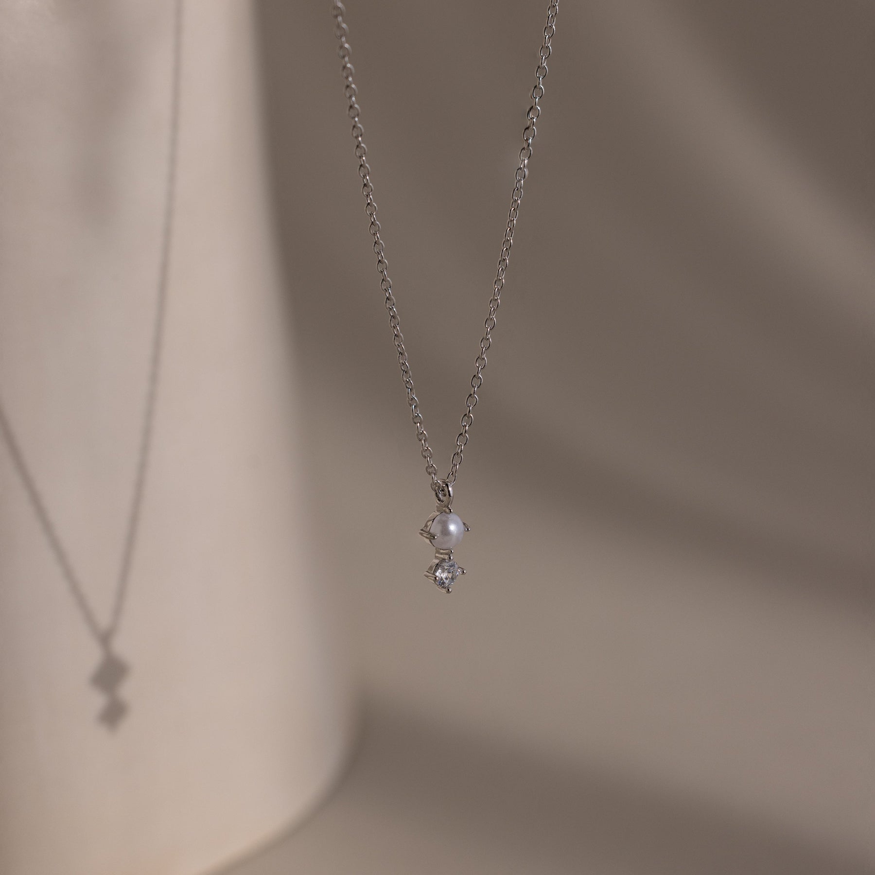 Colar de pérolas e diamantes Tiny Pearl