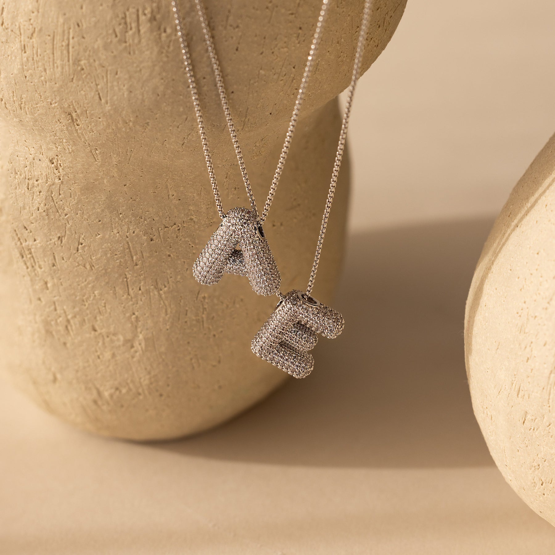 Colar de letras Pave Puff
