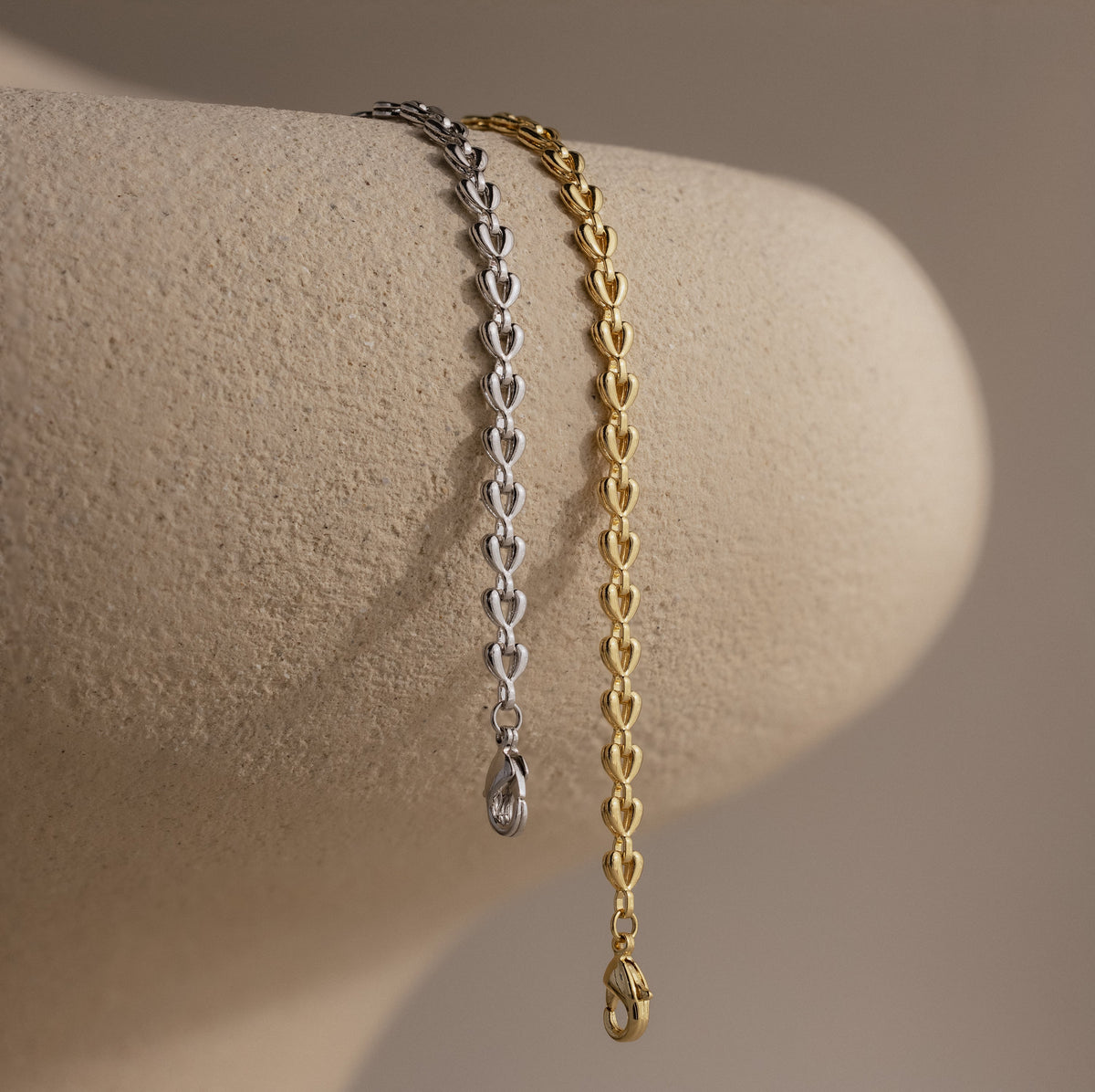 Pulseira de coração com elos minúsculos