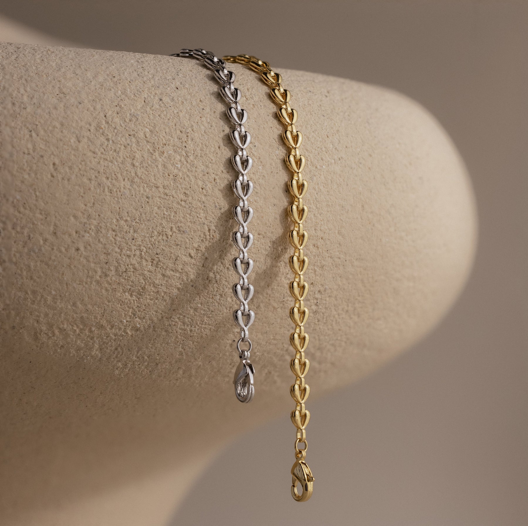 Pulseira de coração com elos minúsculos