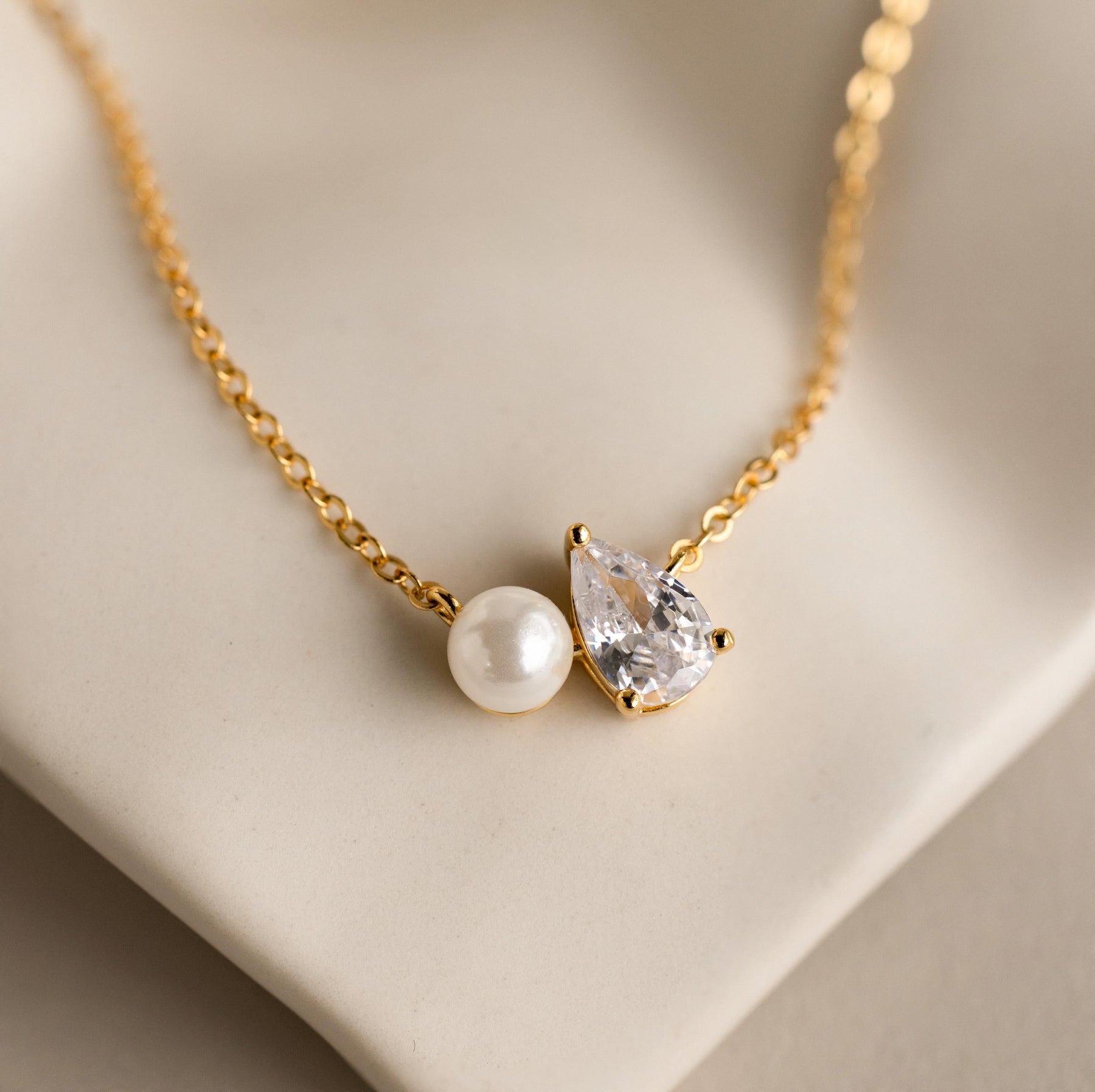 Colar de pérolas e diamantes