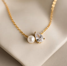 Colar de pérolas e diamantes