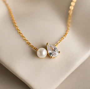 Colar de pérolas e diamantes