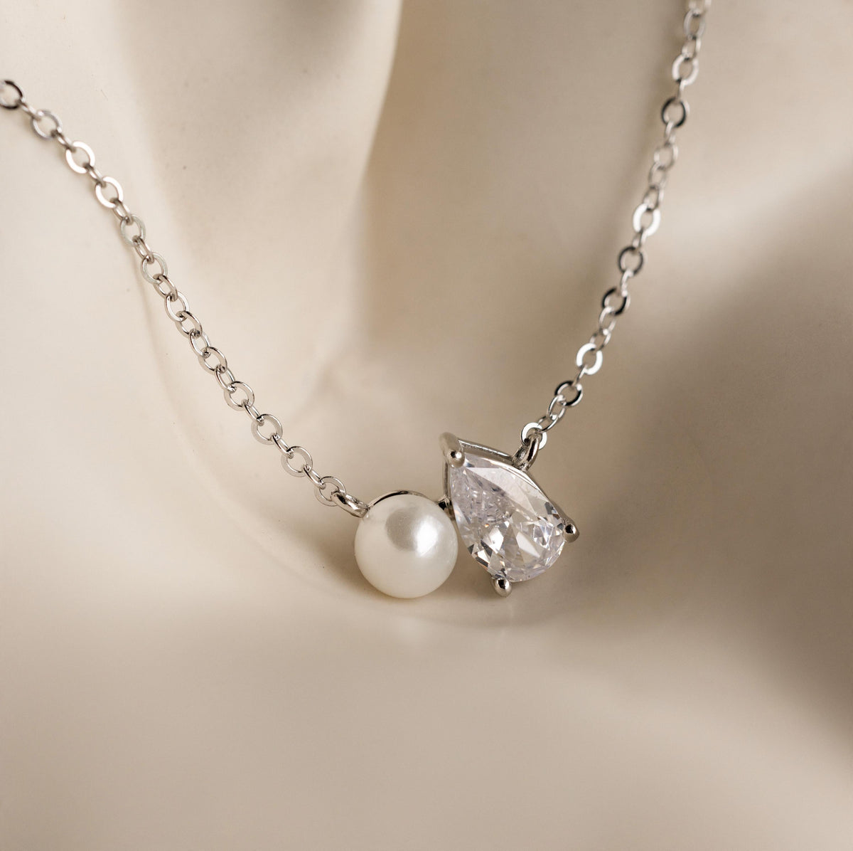 Colar de pérolas e diamantes