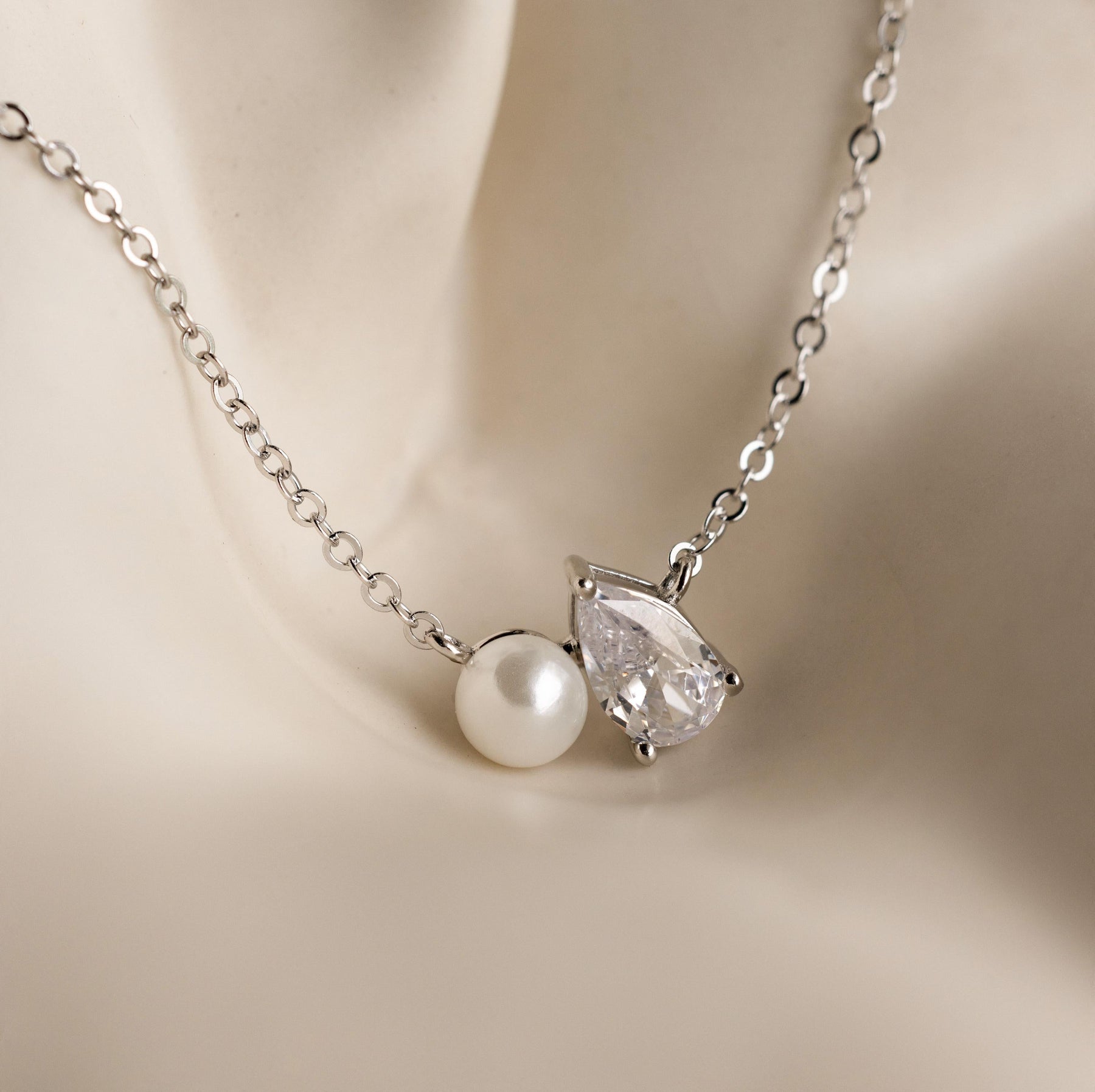 Colar de pérolas e diamantes