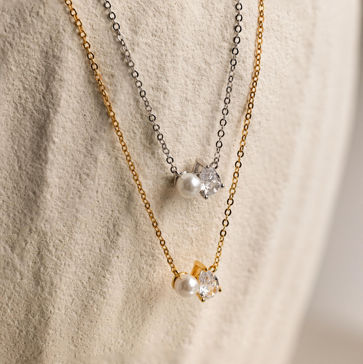 Colar de pérolas e diamantes