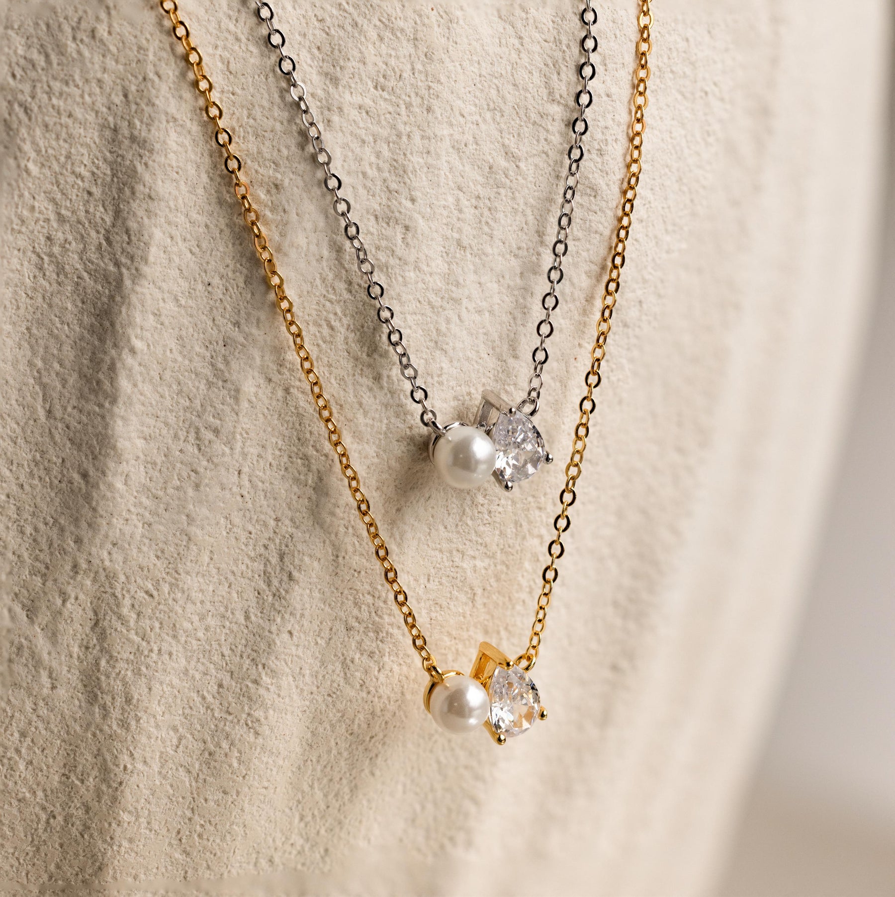 Colar de pérolas e diamantes