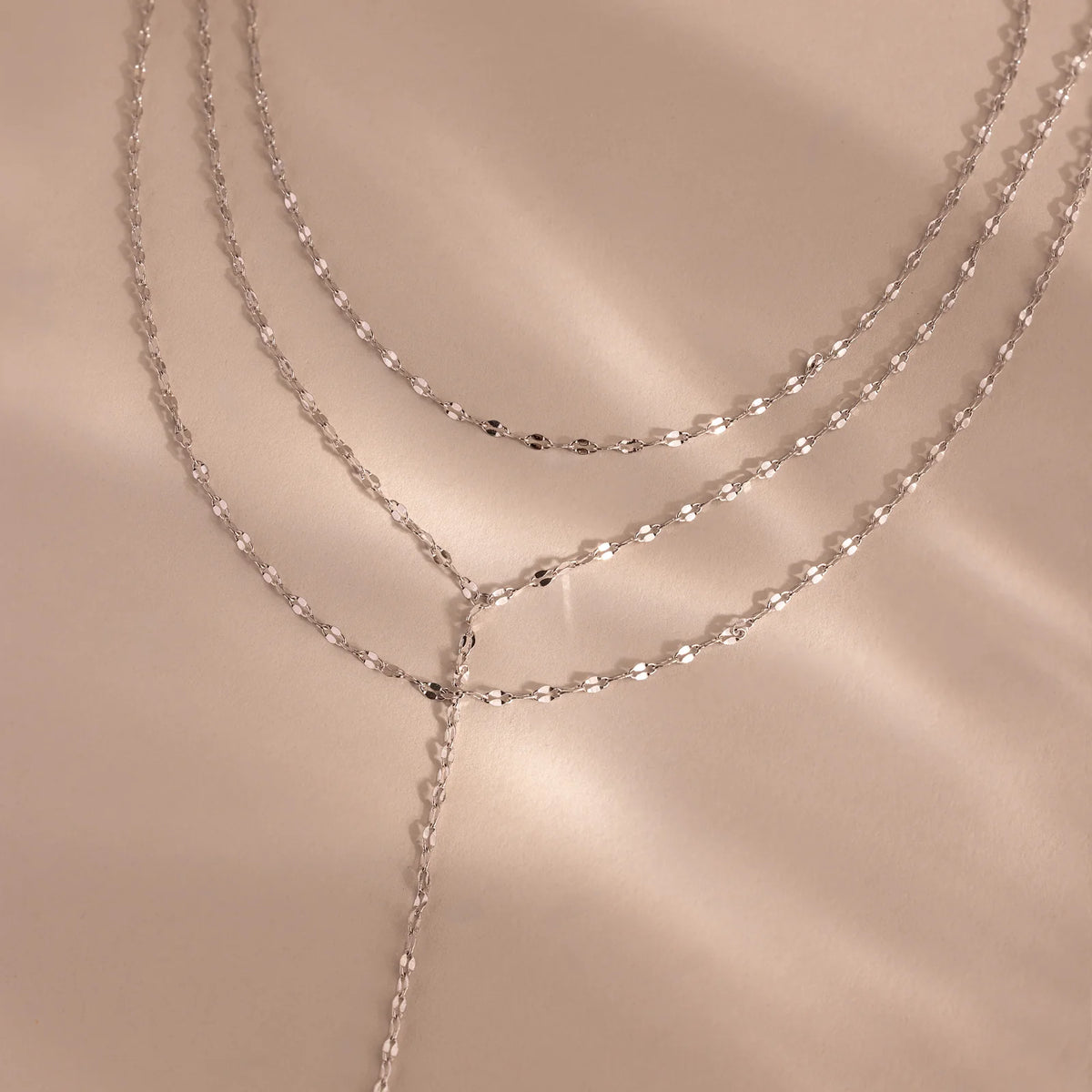Colar Lariat tipo laço em camadas brilhante