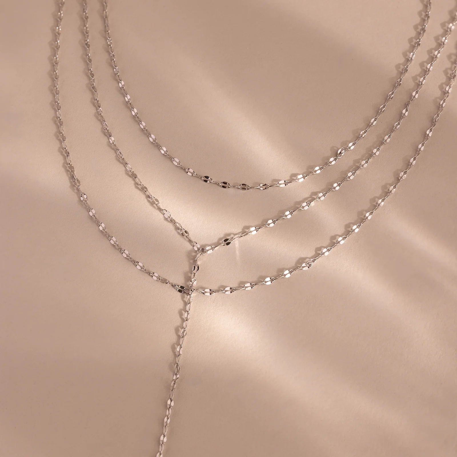 Colar Lariat tipo laço em camadas brilhante
