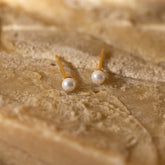 Brincos delicados de pérolas em ouro 18K