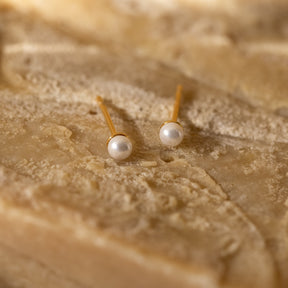 Brincos delicados de pérolas em ouro 18K