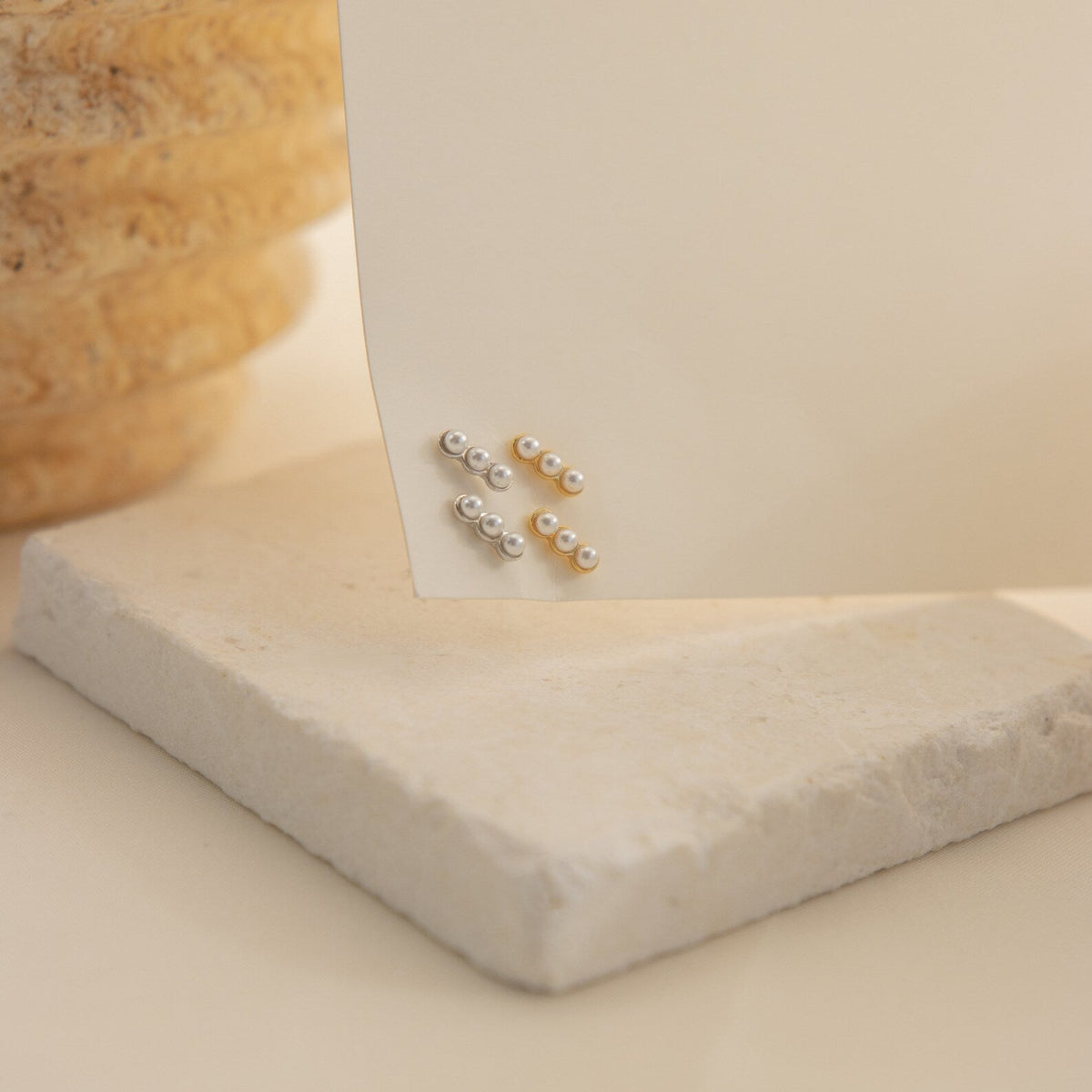 Brincos Tiny Pearl Bar