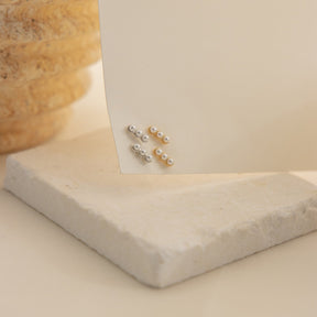 Brincos Tiny Pearl Bar