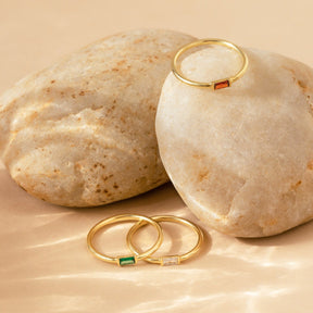 Anel com pedra de nascimento em formato de baguete