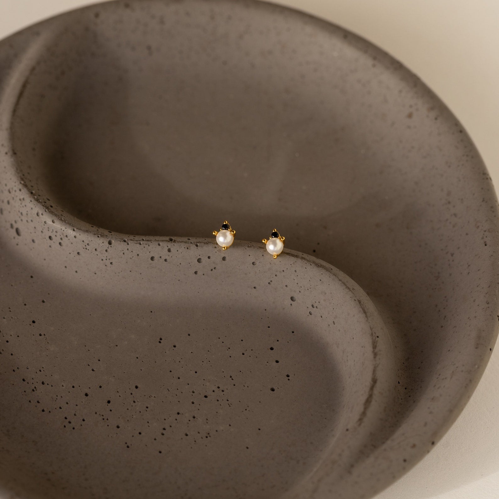Brincos Pearl ônix