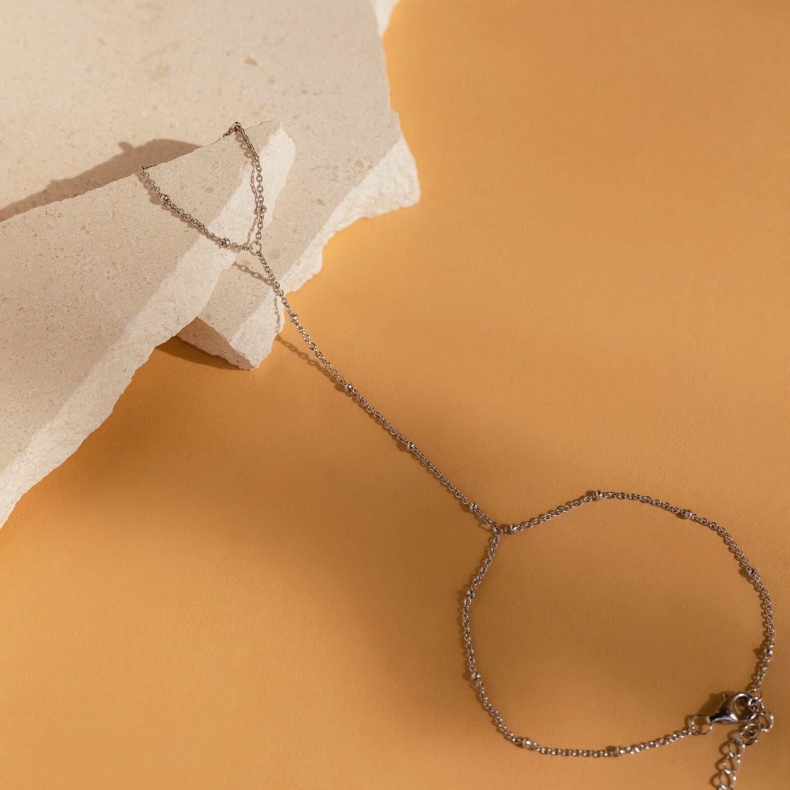 Pulseira de corrente de mão com contas