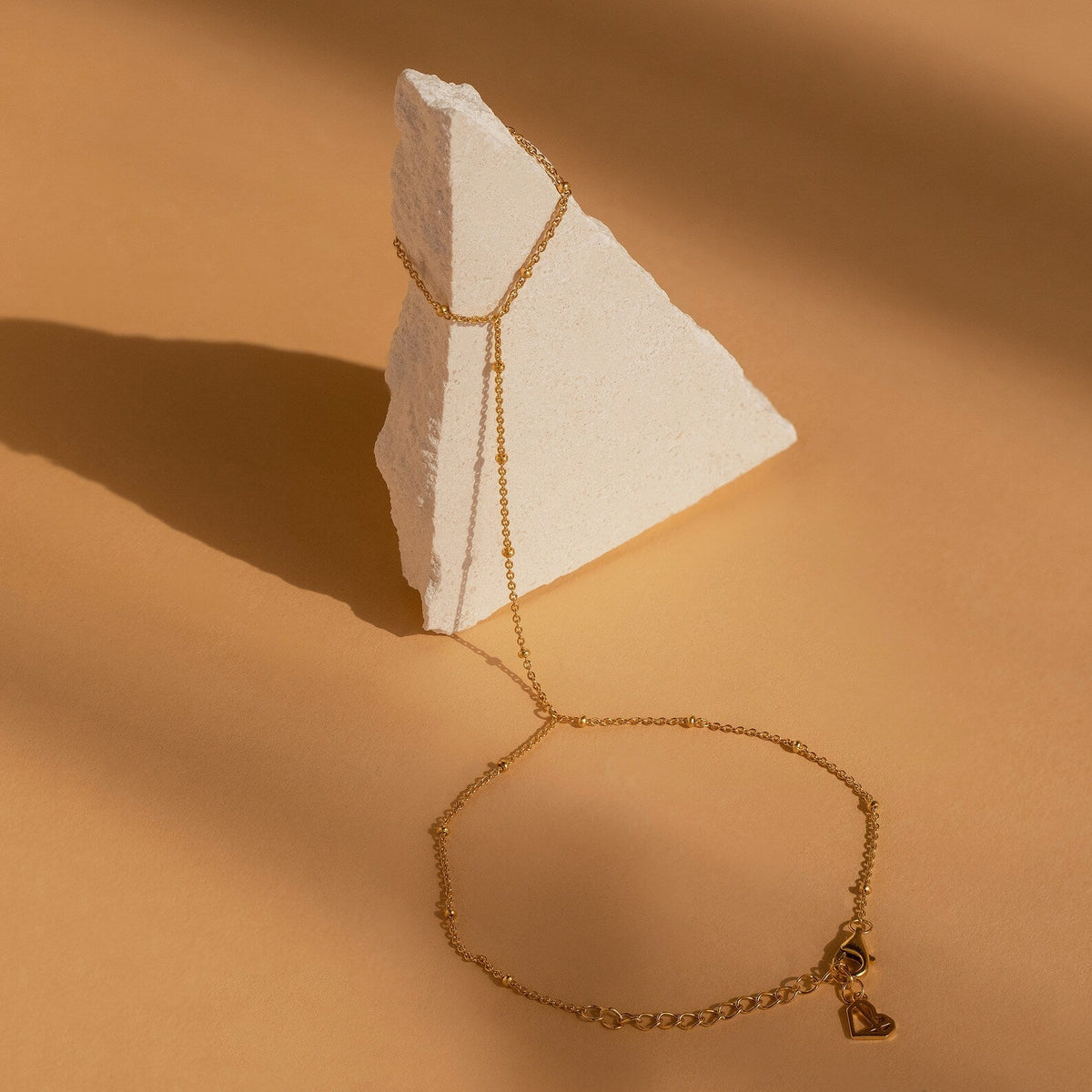 Pulseira de corrente de mão com contas