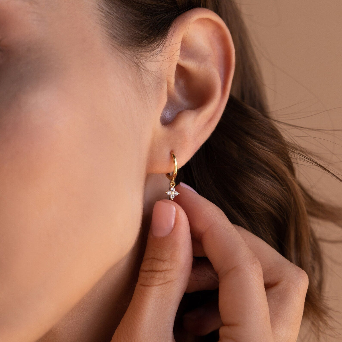 brincos pendentes com flor de diamante