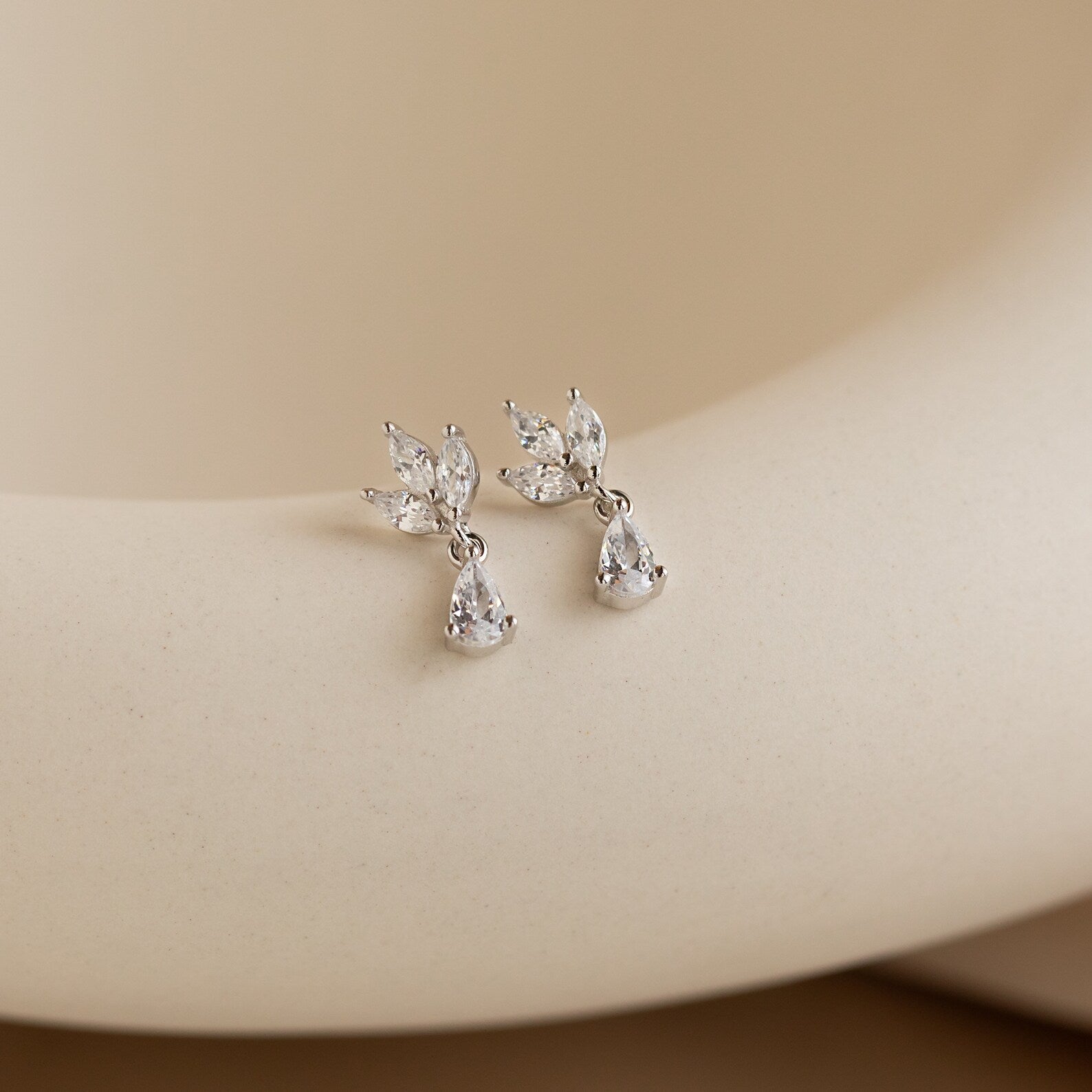 Brincos de diamante em formato de marquise