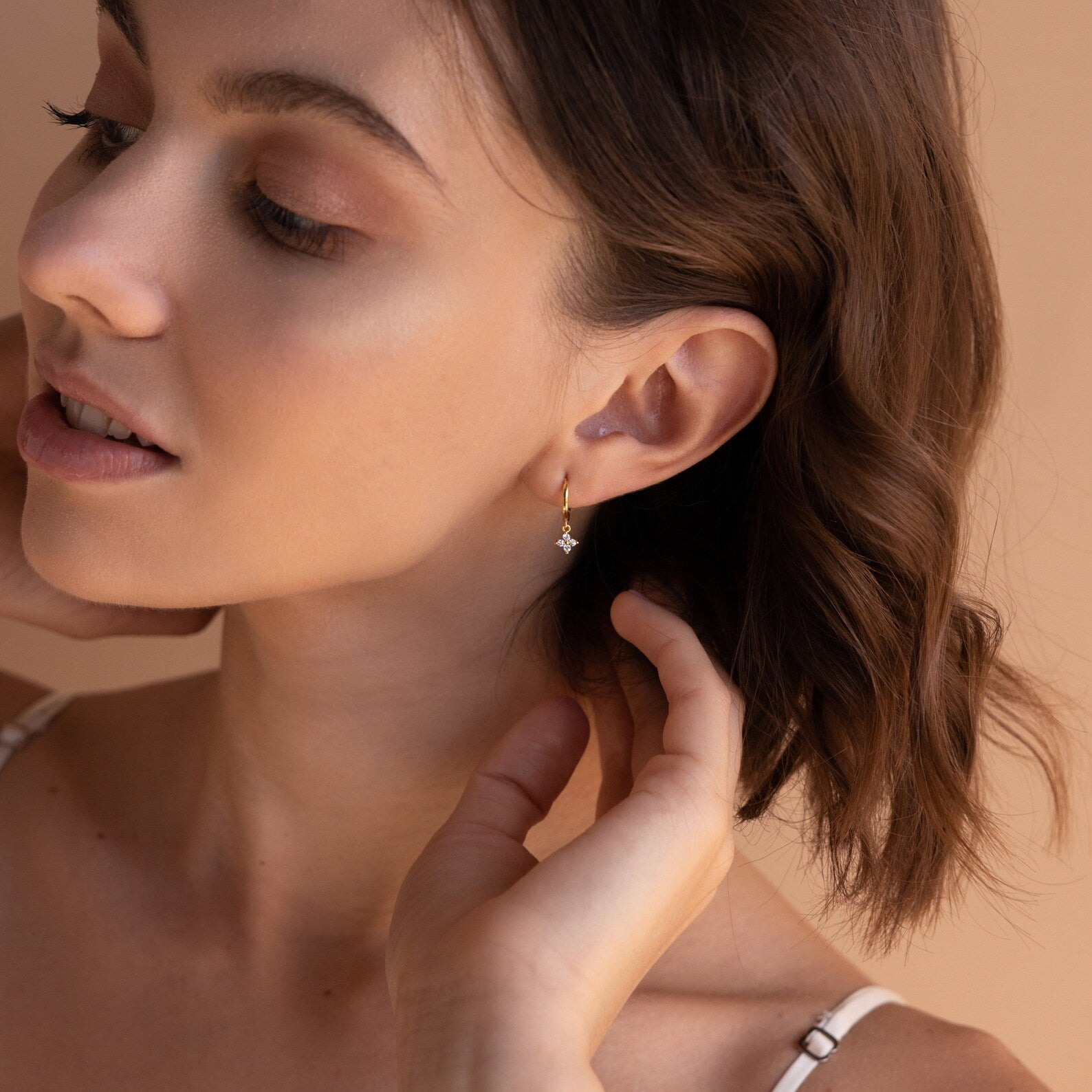 brincos pendentes com flor de diamante