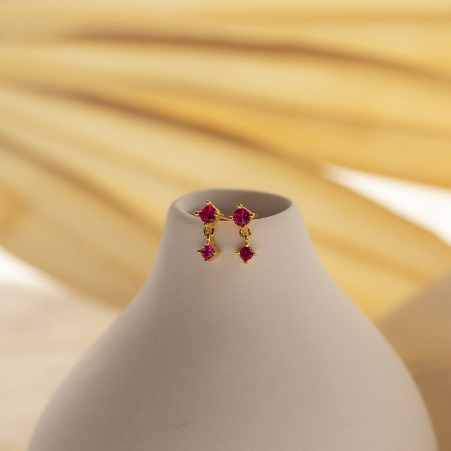 Brincos de gota com pedra de nascimento