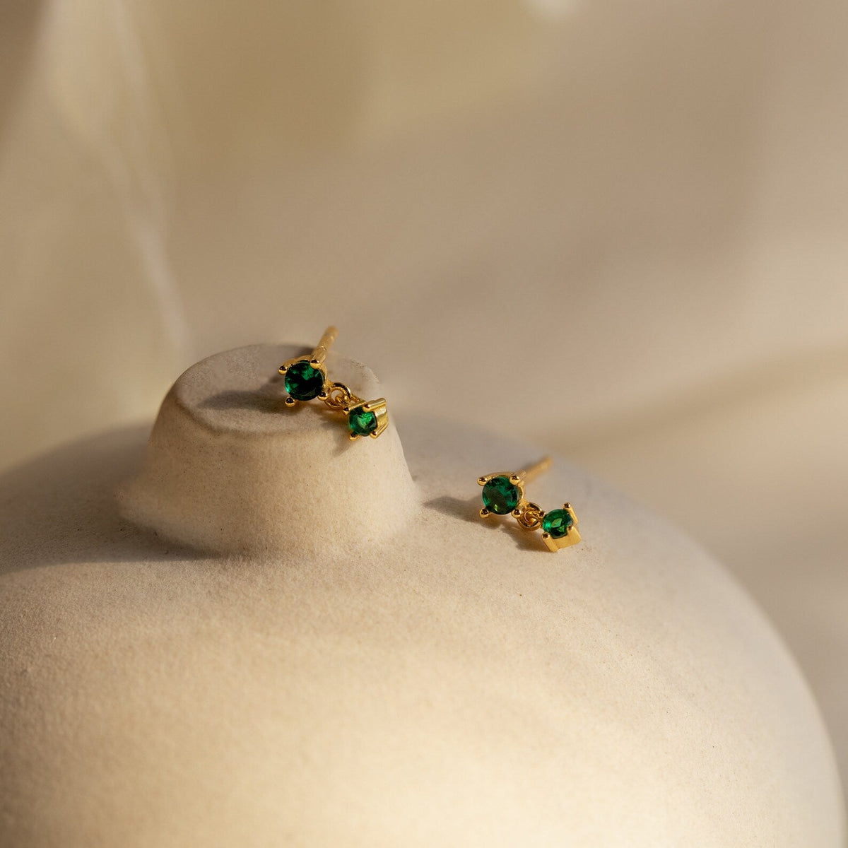 Brincos de gota com pedra de nascimento