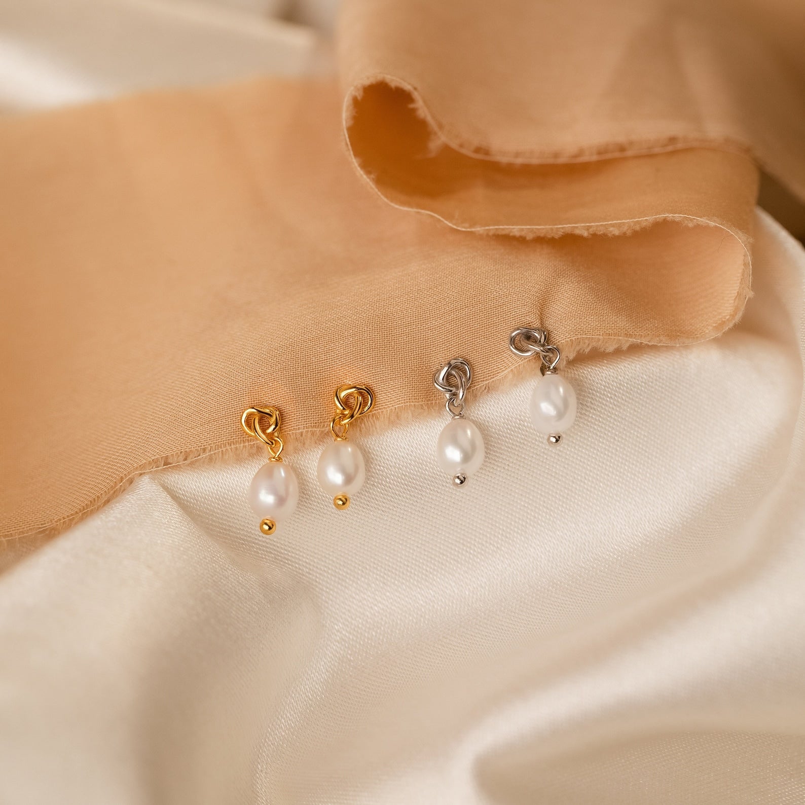 Conjunto de colar e brincos de pérolas Knot COMPRE 2 PAGUE 1