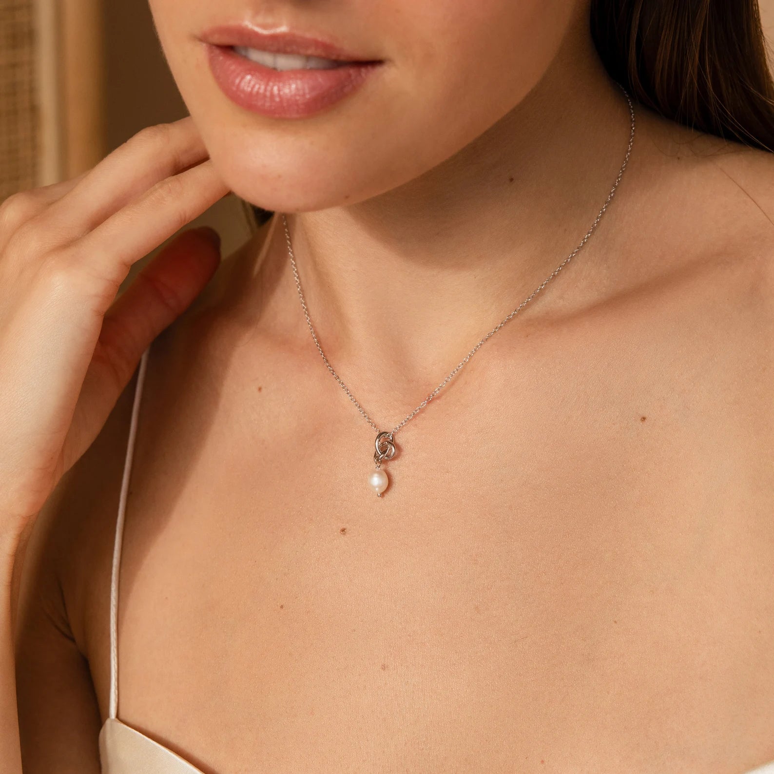 Conjunto de colar e brincos de pérolas Knot COMPRE 2 PAGUE 1