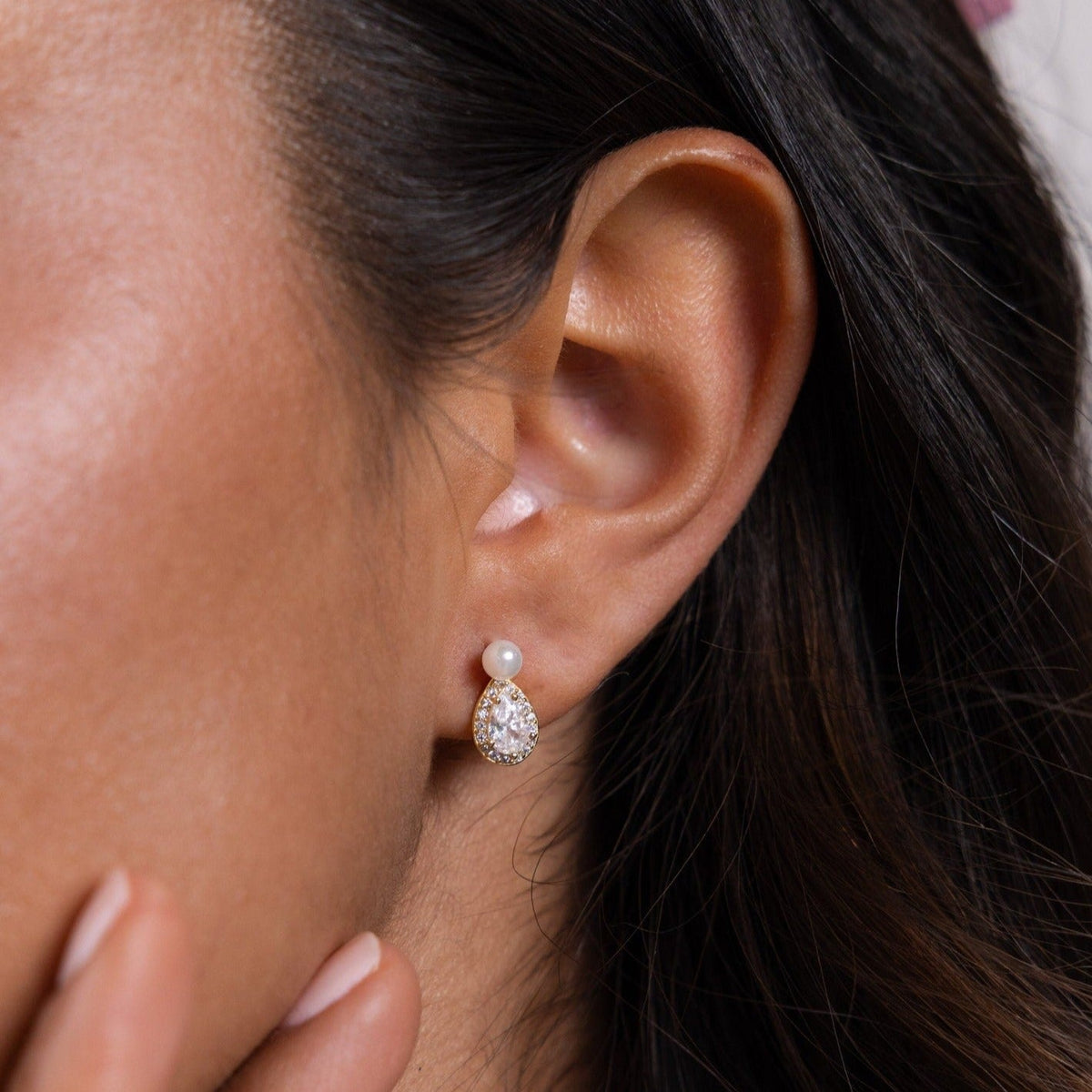 Brincos em formato de lágrima com diamantes e pérolas