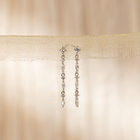 Brincos delicados com pingentes de diamante