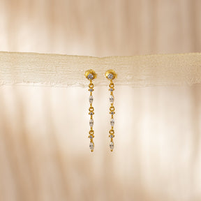 Brincos delicados com pingentes de diamante